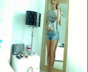 Худая симпатичная шлюшка дручит себя большим дилдо